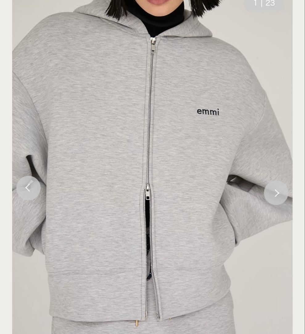【美品】emmi ジップアップダンボールフーディー　25年購入