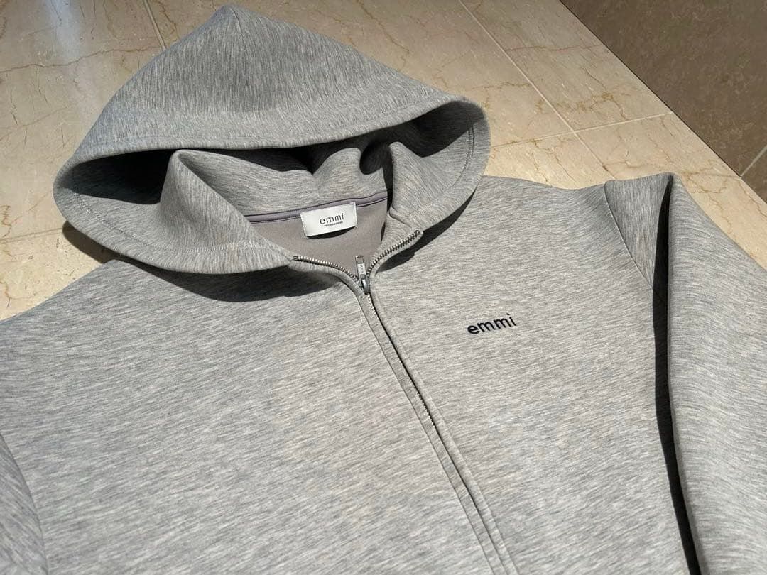 【美品】emmi ジップアップダンボールフーディー　25年購入