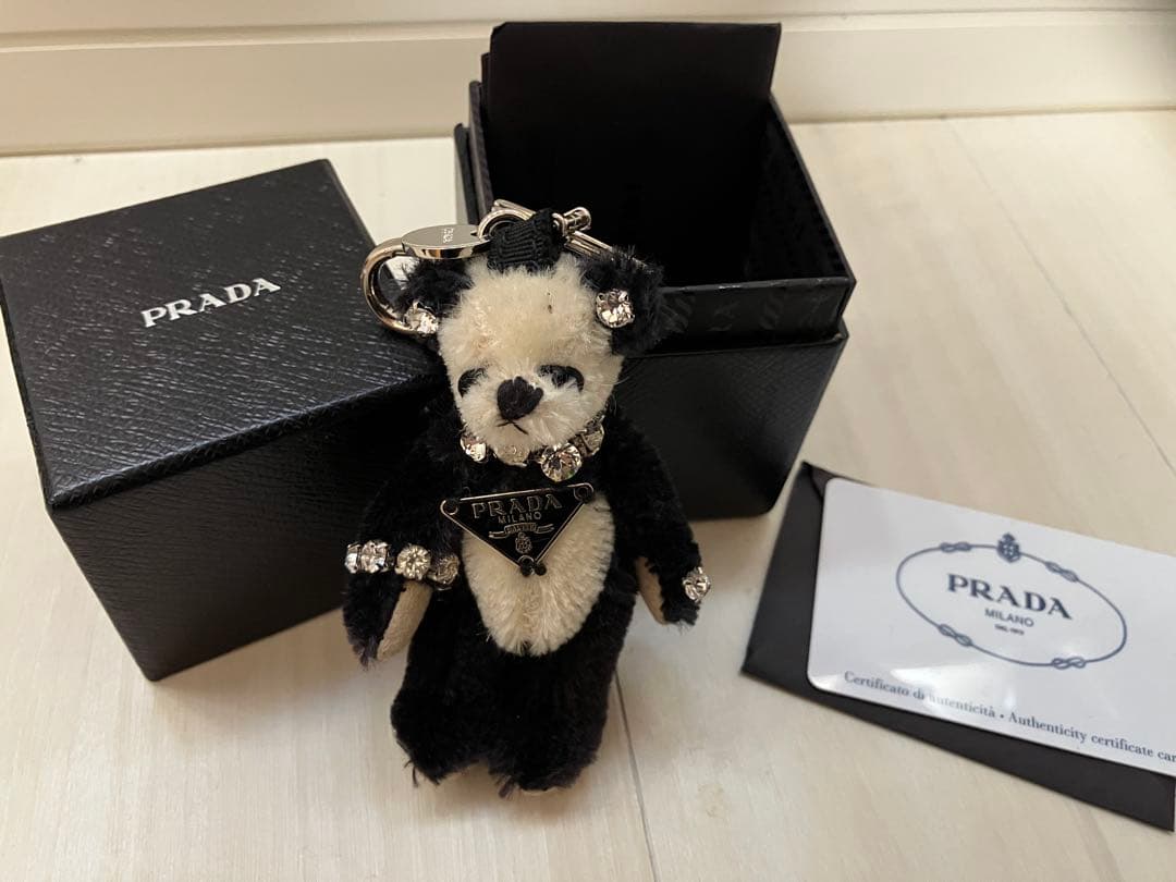 PRADA クマ型チャーム ブラック/ホワイト