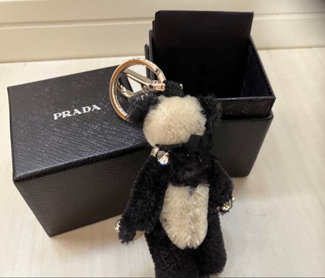 PRADA クマ型チャーム ブラック/ホワイト