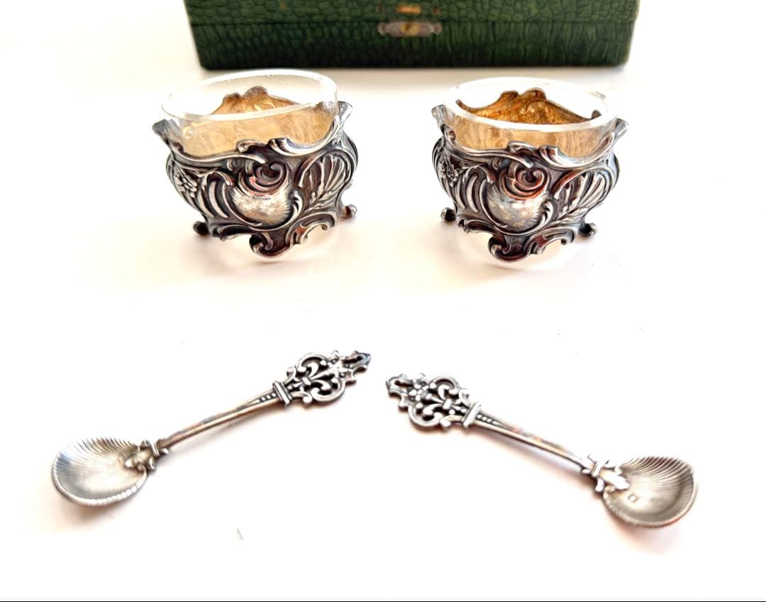装飾的なシルバー製のソルトセラーとスプーンセット
