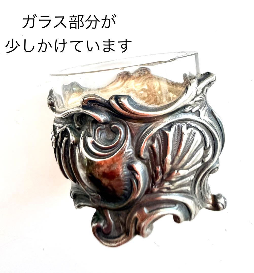 装飾的なシルバー製のソルトセラーとスプーンセット