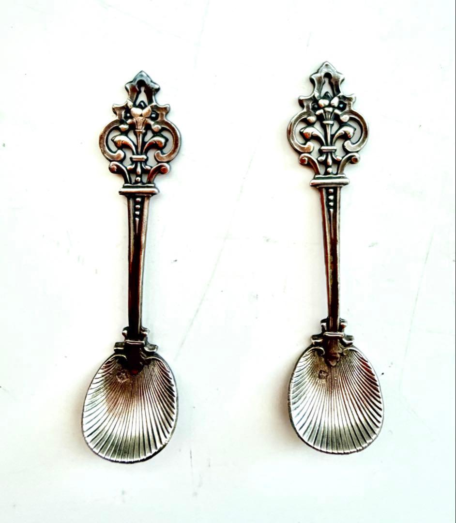 装飾的なシルバー製のソルトセラーとスプーンセット