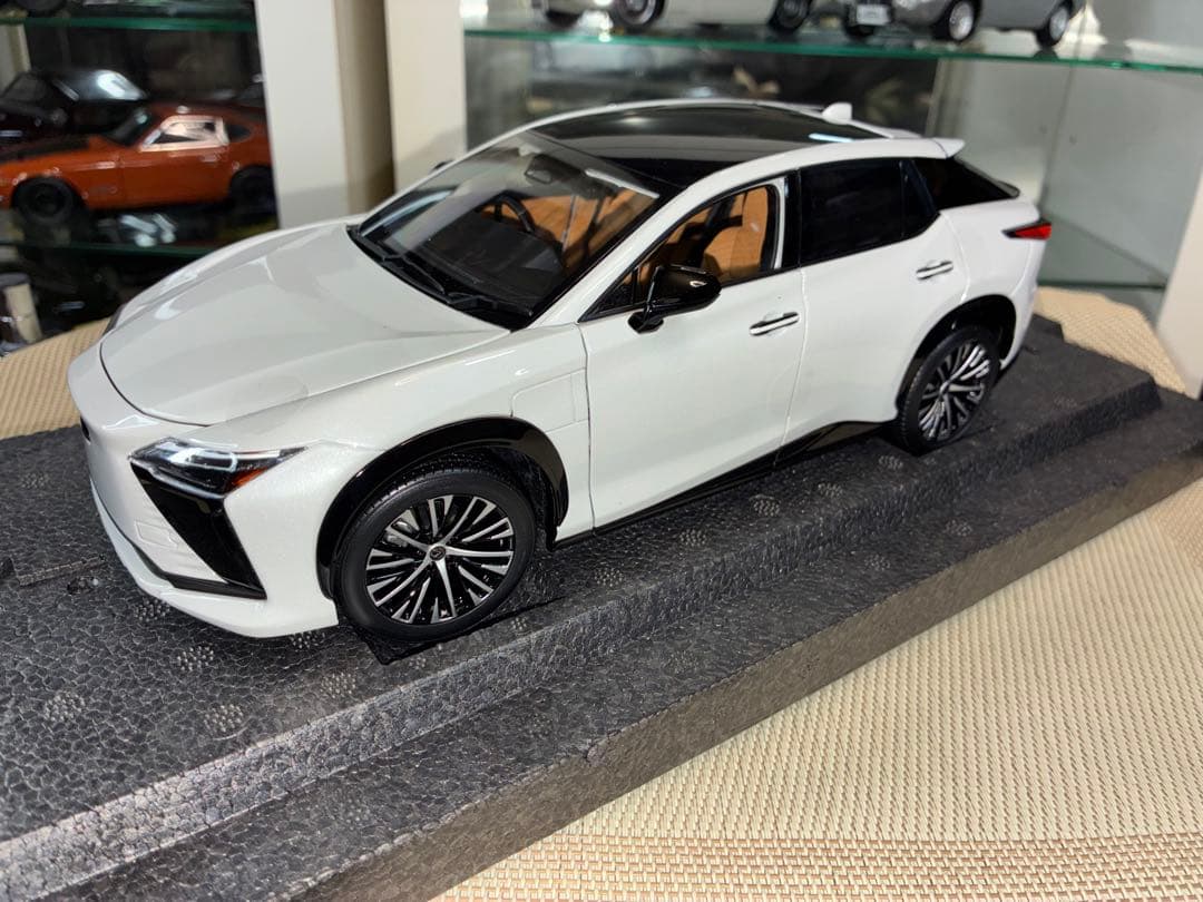 京商 1/18 レクサス RZ 450e