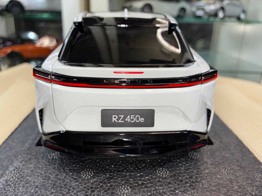 京商 1/18 レクサス RZ 450e