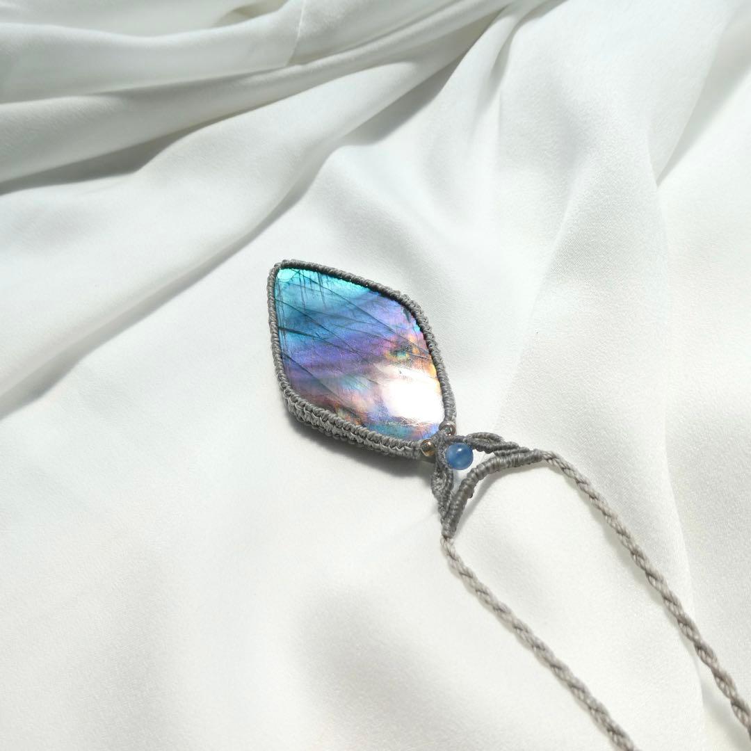 ねこまにあ　特大レインボーラブラドライトのマクラメネックレス