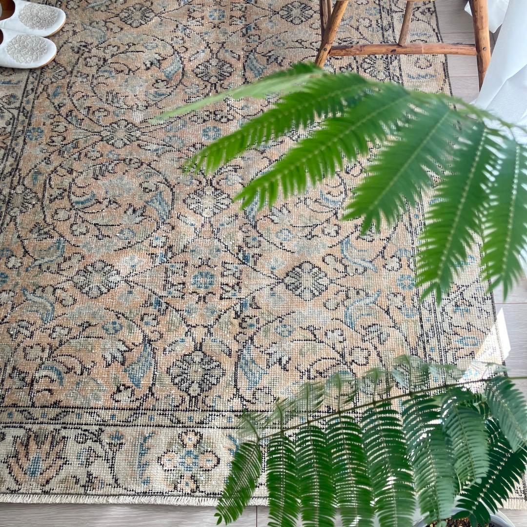囲みコーラルベージュ✳︎111×211 フローラル　ブルー　トルコヴィンテージラグ