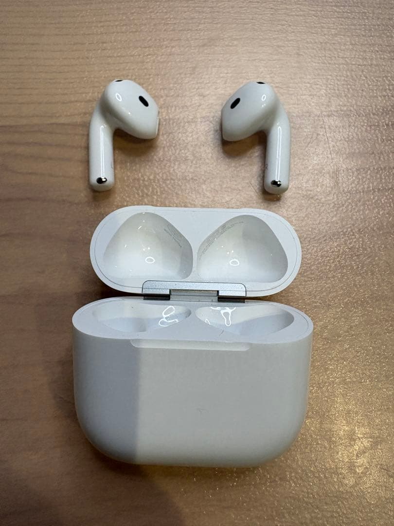 Apple AirPods4 アクティブノイキャン　ケース2つ付