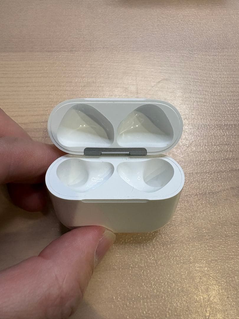 Apple AirPods4 アクティブノイキャン　ケース2つ付