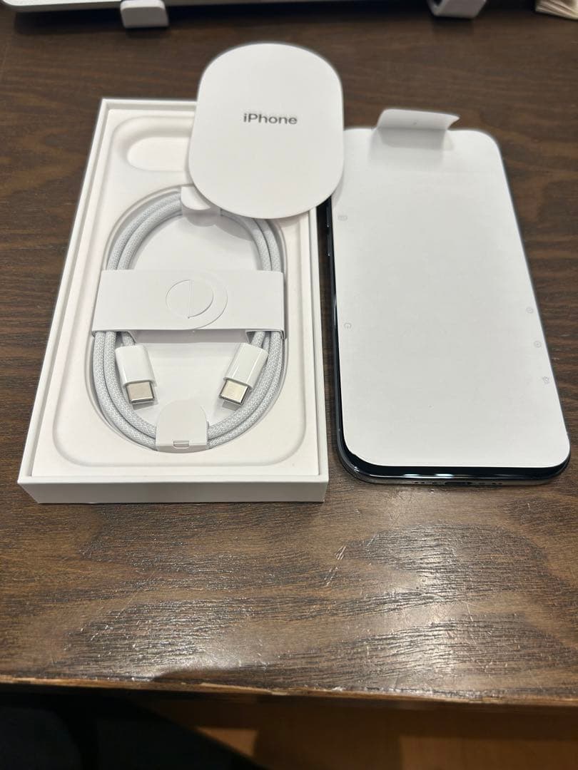 iPhone 本体 未使用 充電ケーブル付き