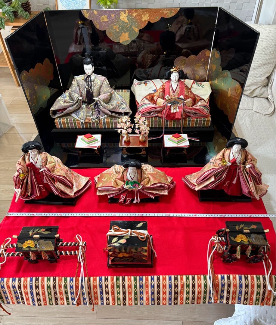 伝統的なひな人形セット