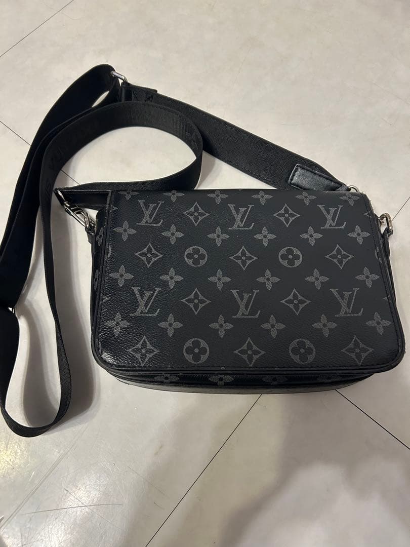 にょい　 Louis Vuitton ブラック ショルダーバッグ