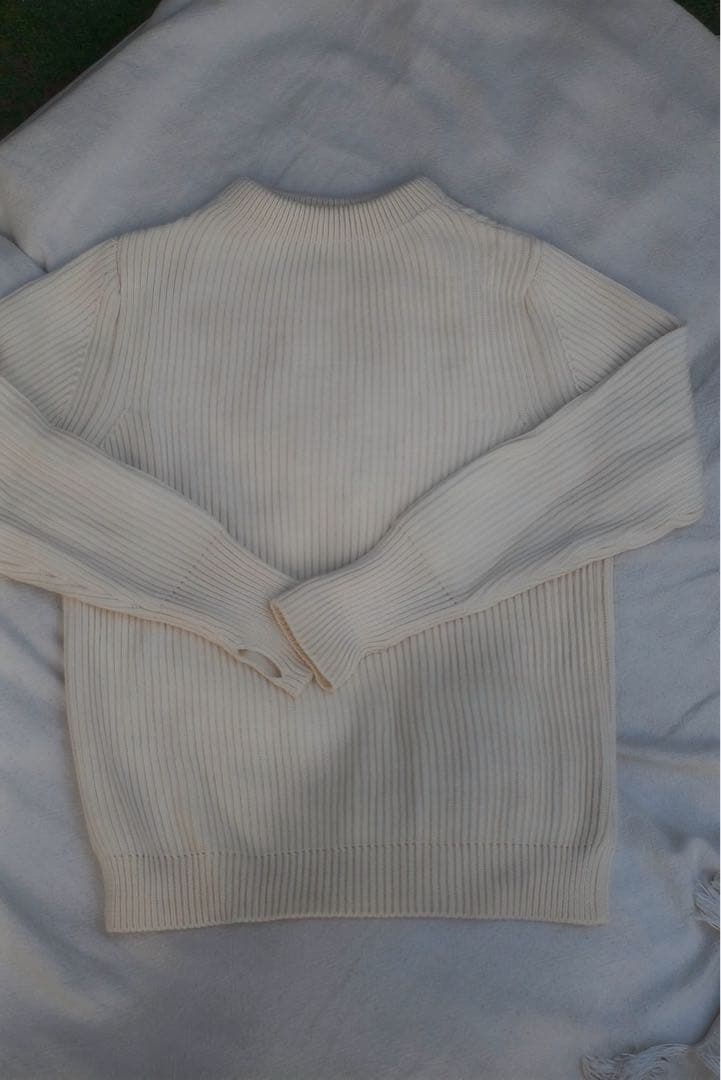 ホワイトリブ編みハイネックセーター