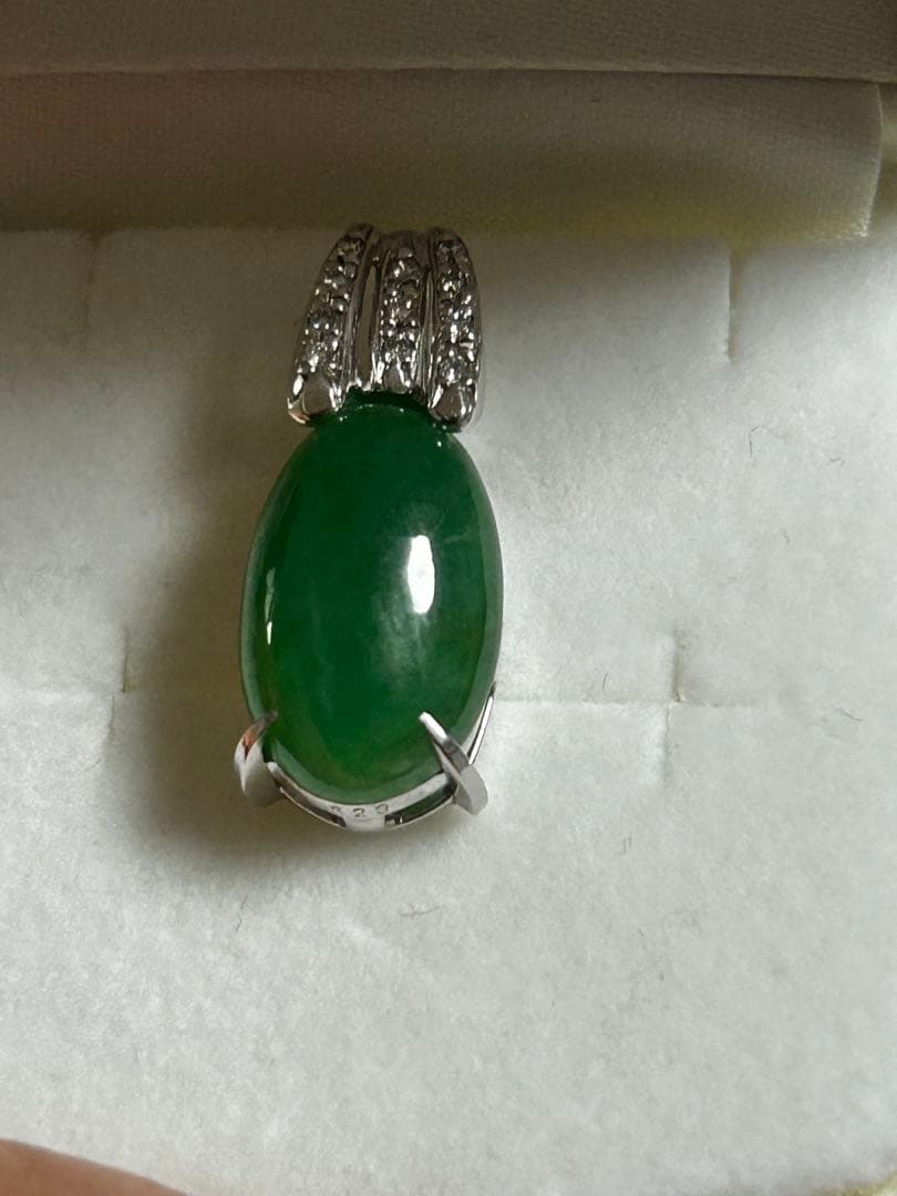 翡翠ペンダント