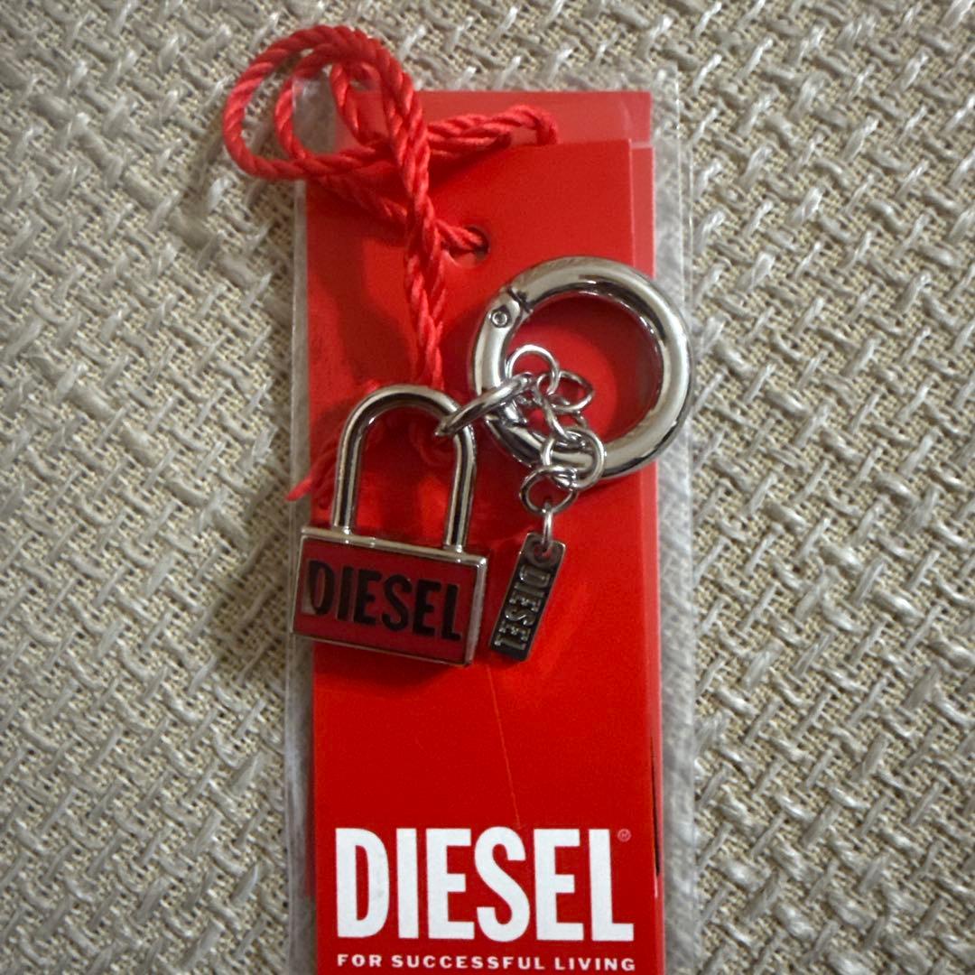 DIESEL ロック型キーホルダー　ストラップ