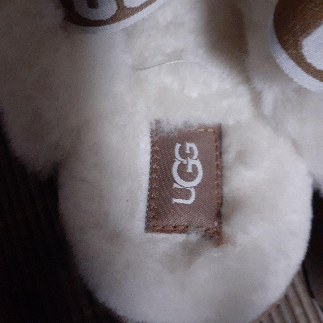 UGG ベージュムートンサンダル