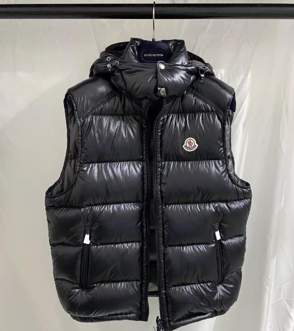 MONCLER ブラックダウンベスト フード付き~~~
