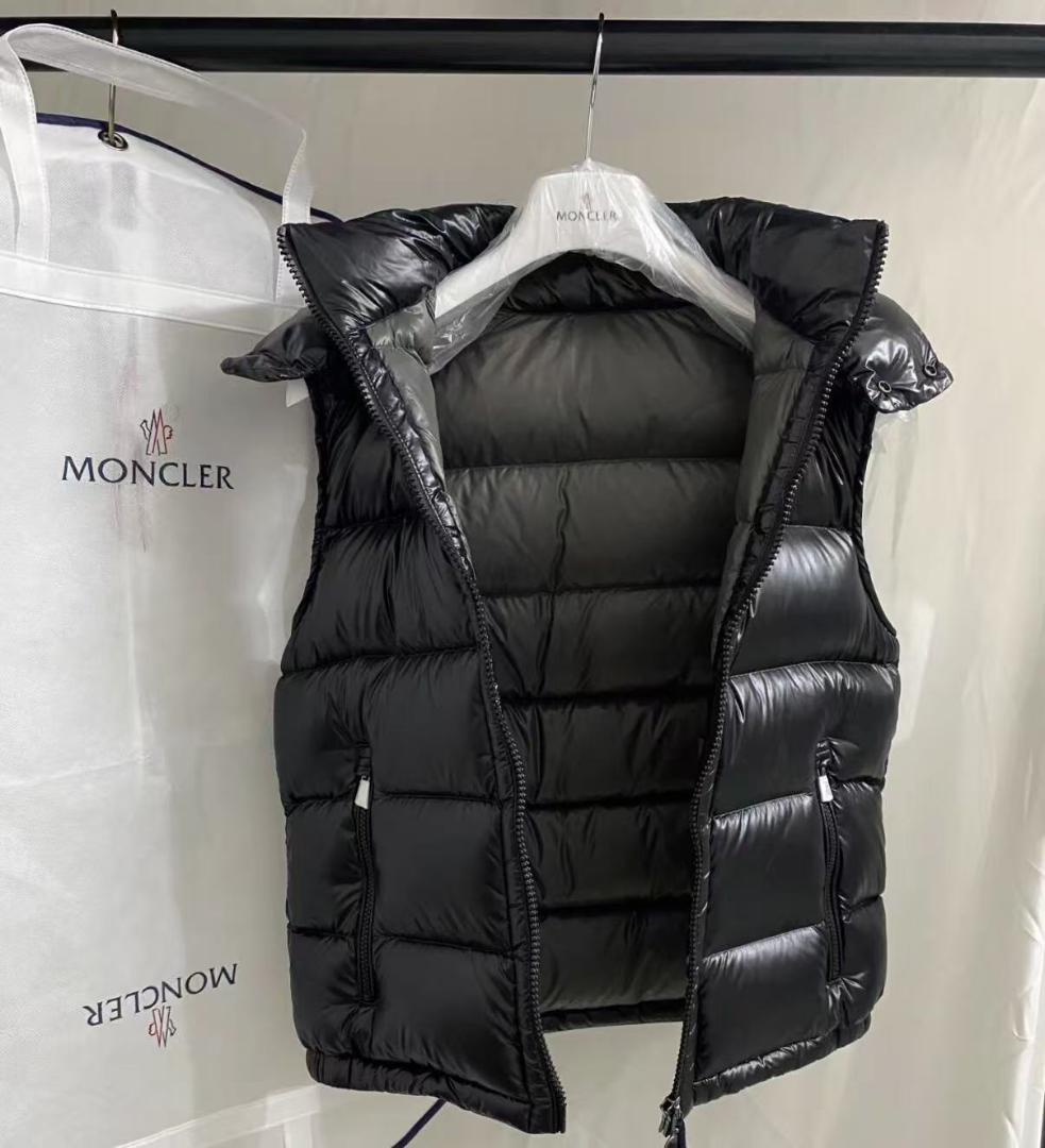 MONCLER ブラックダウンベスト フード付き~~~