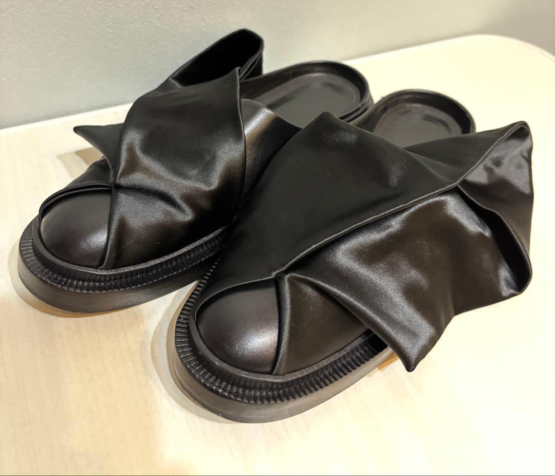 【あいうえお】ジルサンダー ブラックラップスタイルサンダル