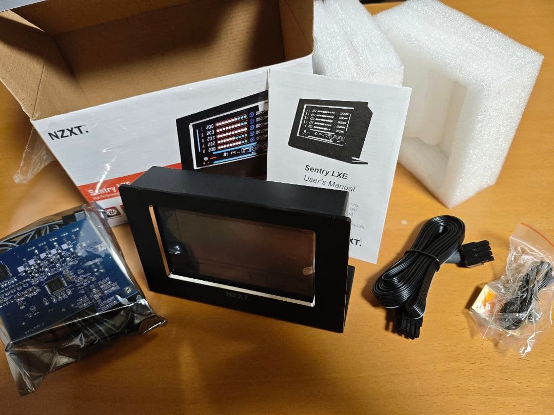 NZXT Sentry LXE　ファンコントローラー