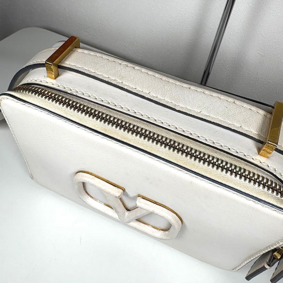 VALENTINO シグネチャー Vロゴ レザーショルダーバッグ カメラバッグ