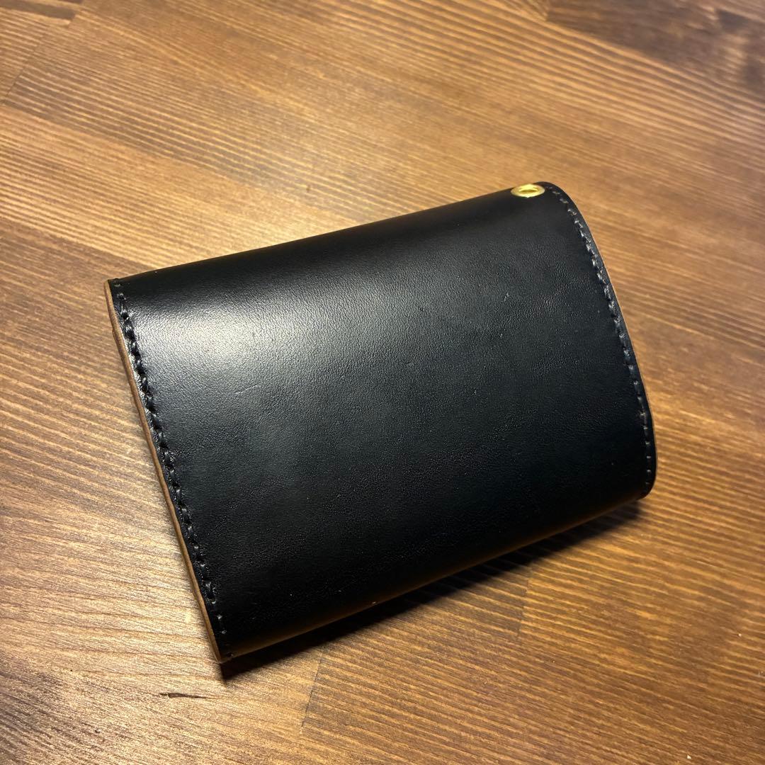 三つ折りミドルトラッカーウォレット　マリアムホースバット　丘染めブラック　茶芯