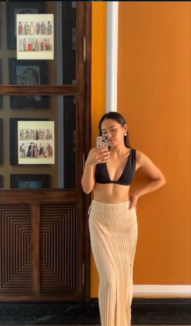 SISANDI V LINE nudebeige 1 新品　完売色