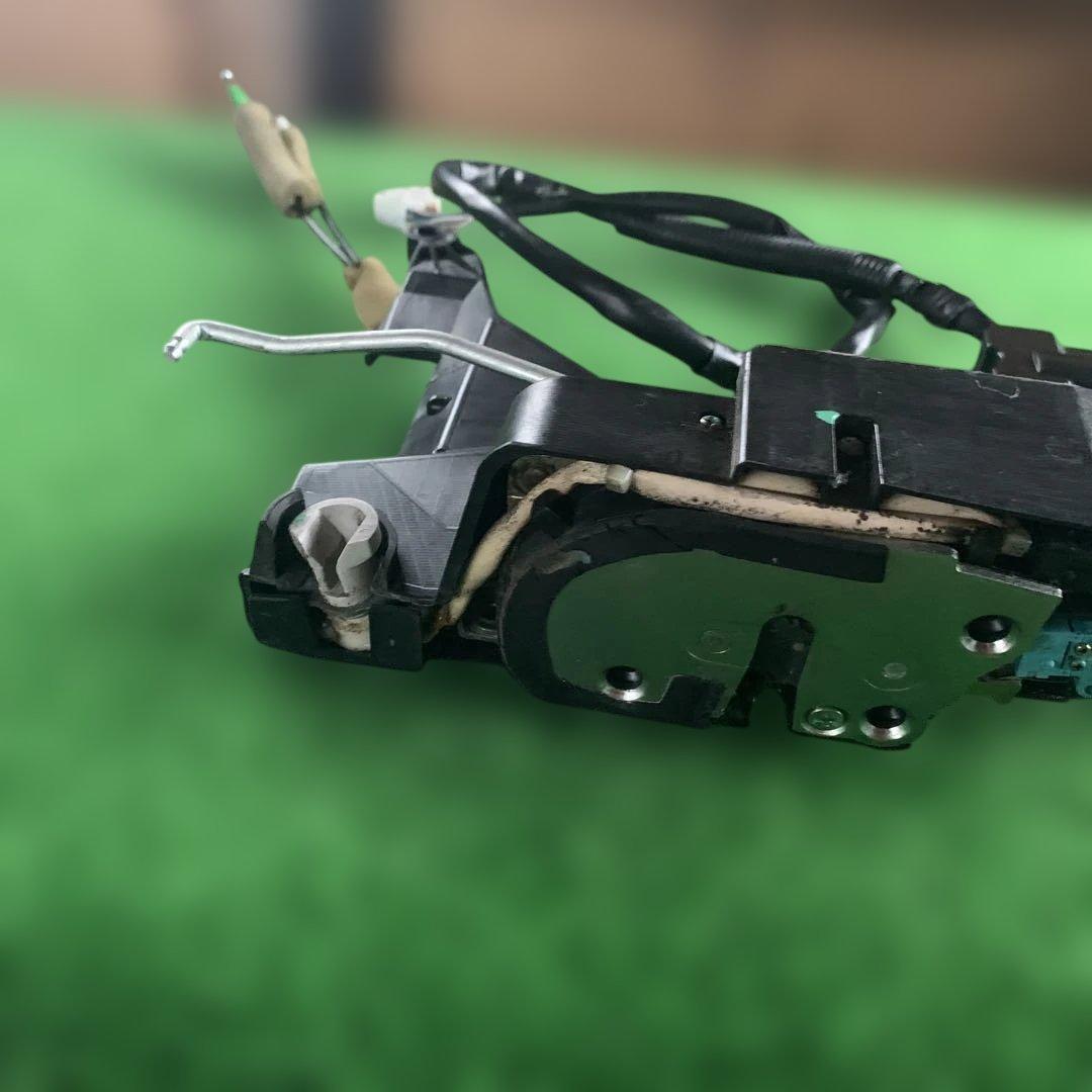 トヨタ　セルシオ　30 31 後期　純正ドアロックアクチュエーター　右前　中古品