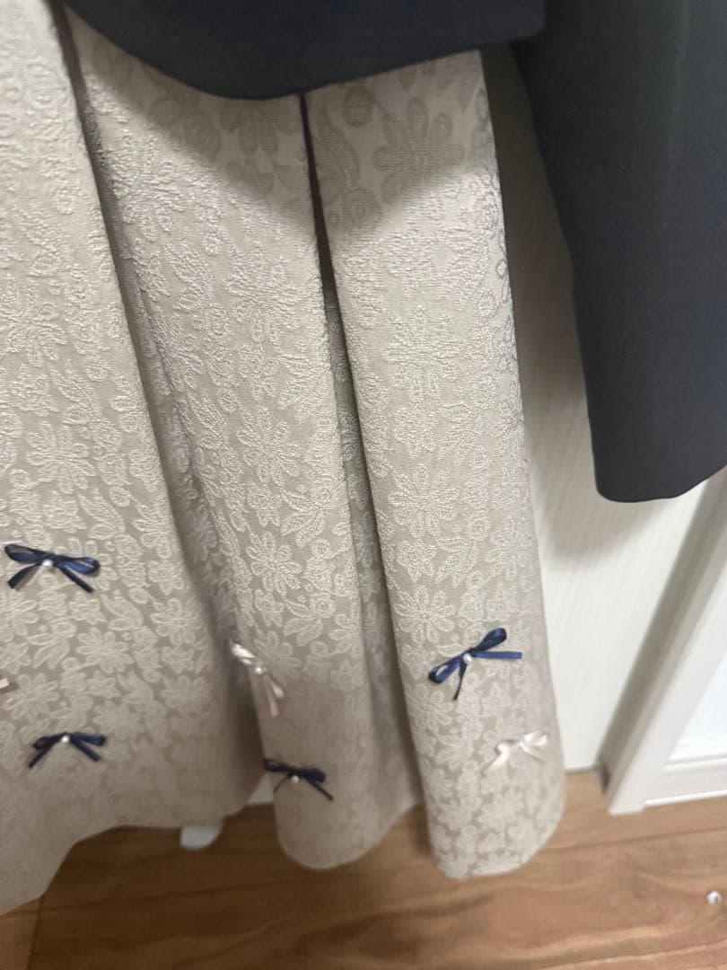 フォーマルドレス 白いドレスとカーディガン