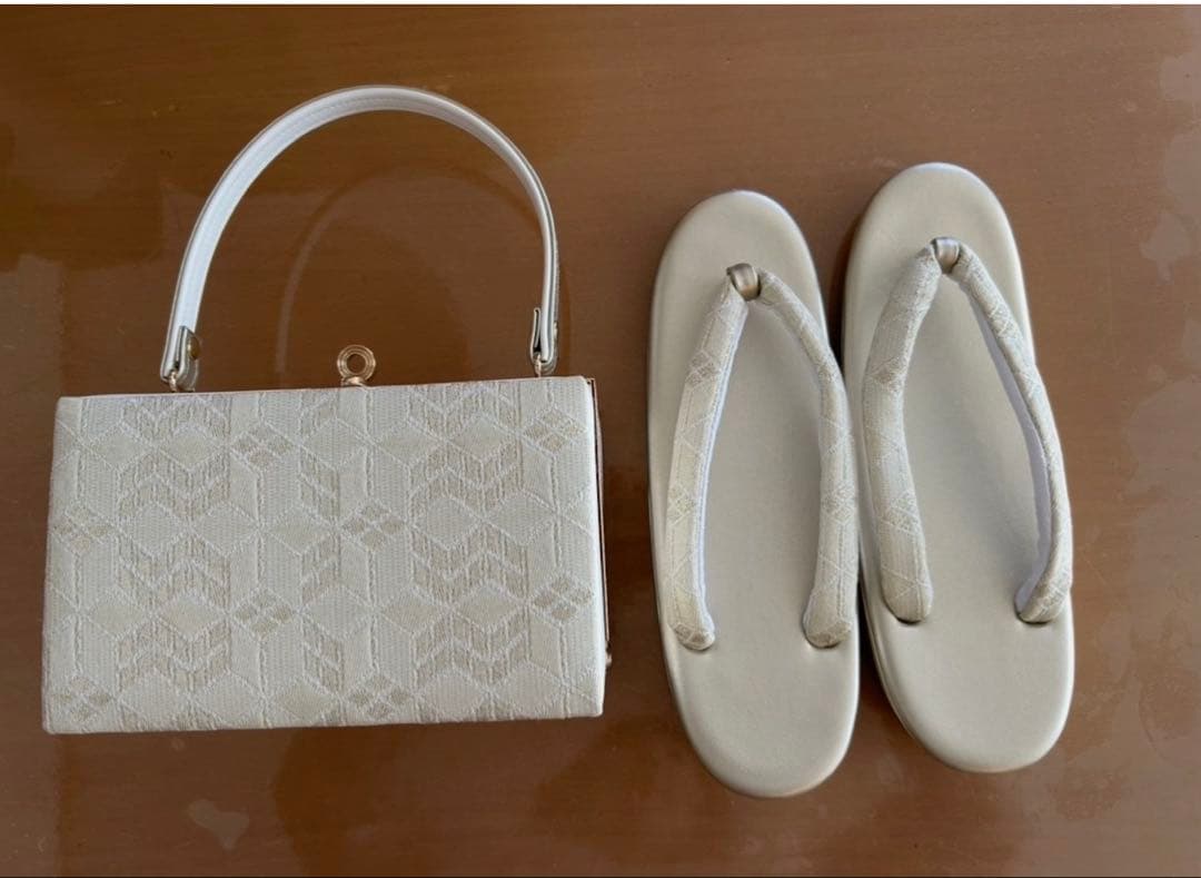 ホワイト、ゴールド、シルバー刺繍デザインバッグと草履のセット