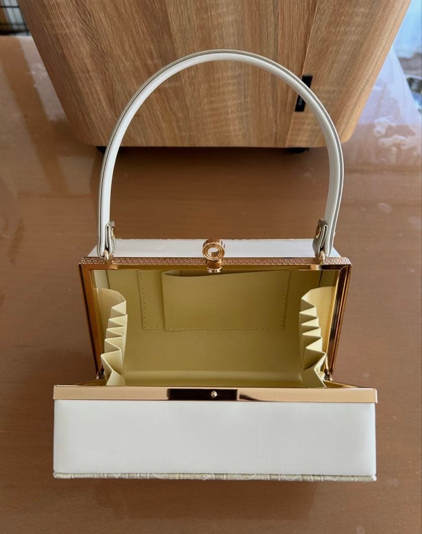 ホワイト、ゴールド、シルバー刺繍デザインバッグと草履のセット