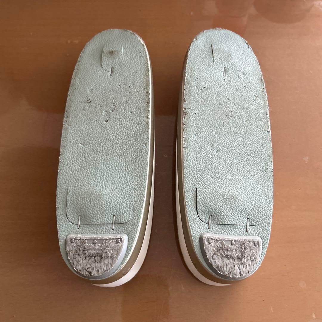 ホワイト、ゴールド、シルバー刺繍デザインバッグと草履のセット