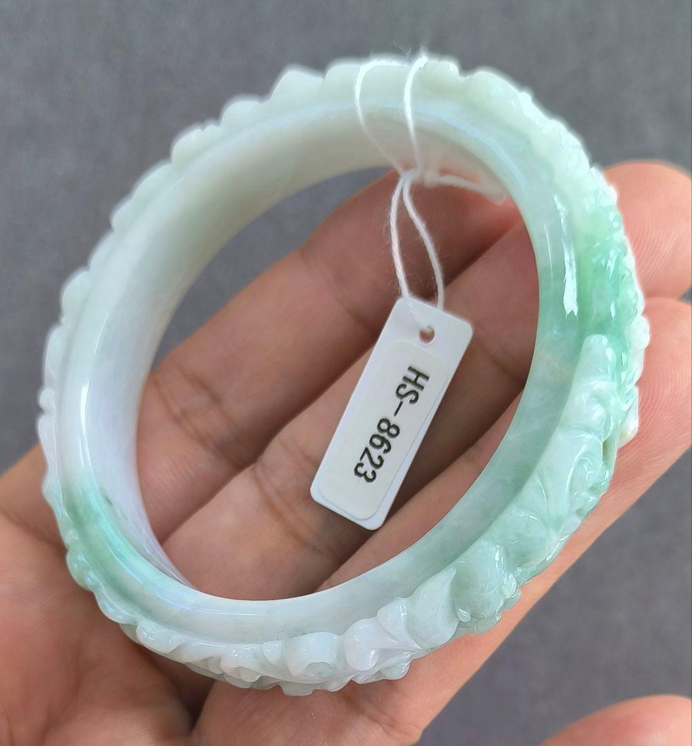 【日本鑑別書:訳有】ミャンマー産本翡翠の彫刻バングル（内径56ミリ強）8623