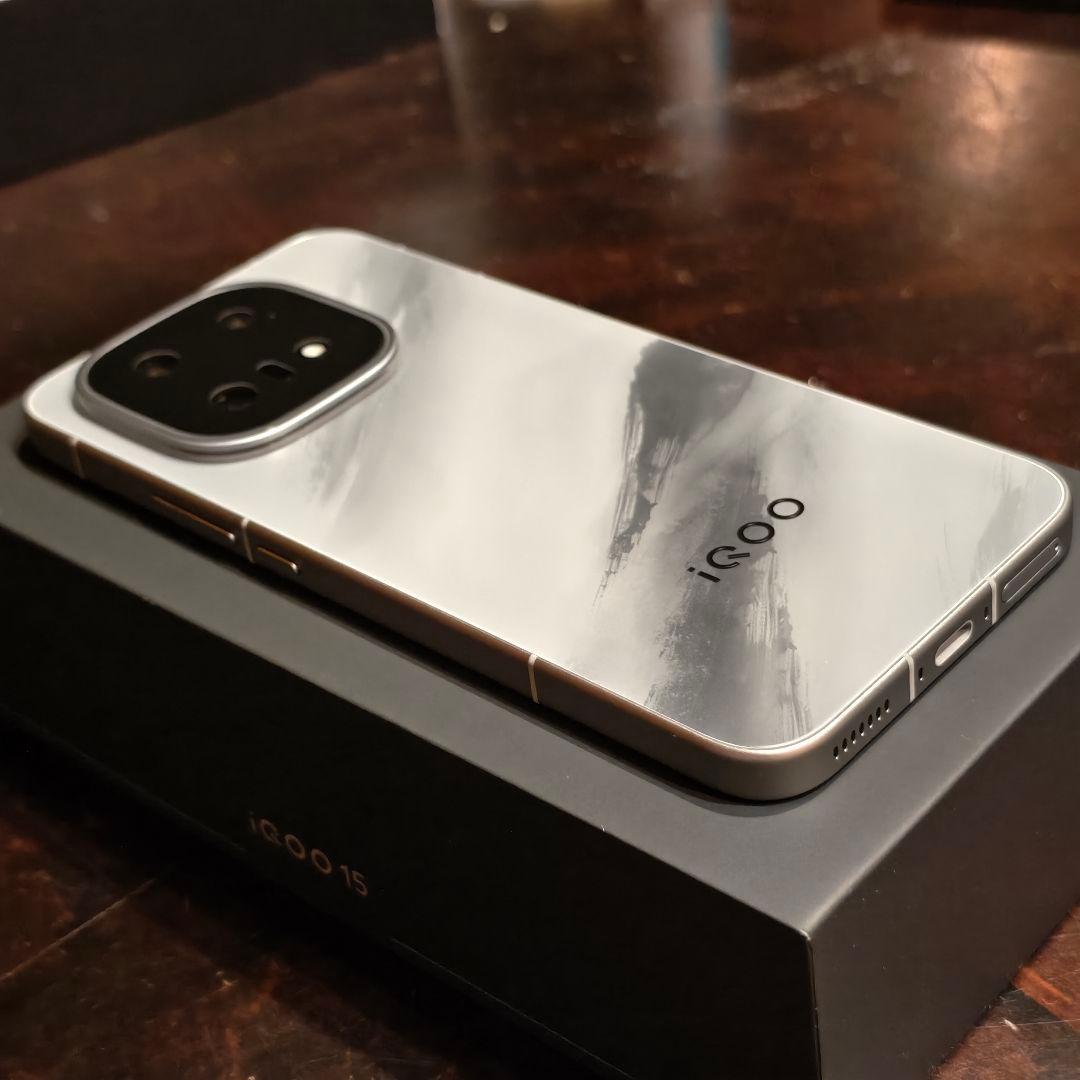 【ほぼ新品】vivo iQOO 15 12/256GB まともなケース2種付属