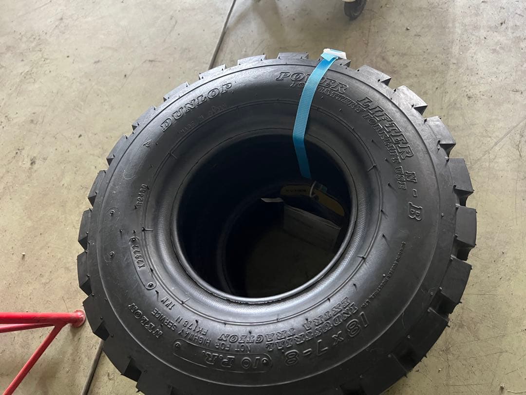 フォークリフト　タイヤ　18x7-8 10PR 2本セット　新品