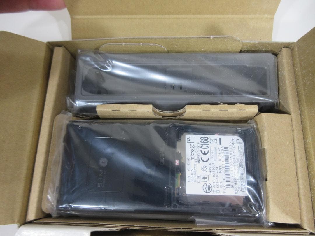 P-01F ブラック 携帯電話本体 ①