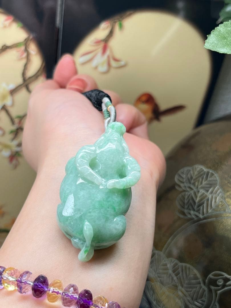 デカい❣️天然本翡翠　健康、やる気満々、濃い目満陽緑翡翠の丑牛干支　鑑定書付き