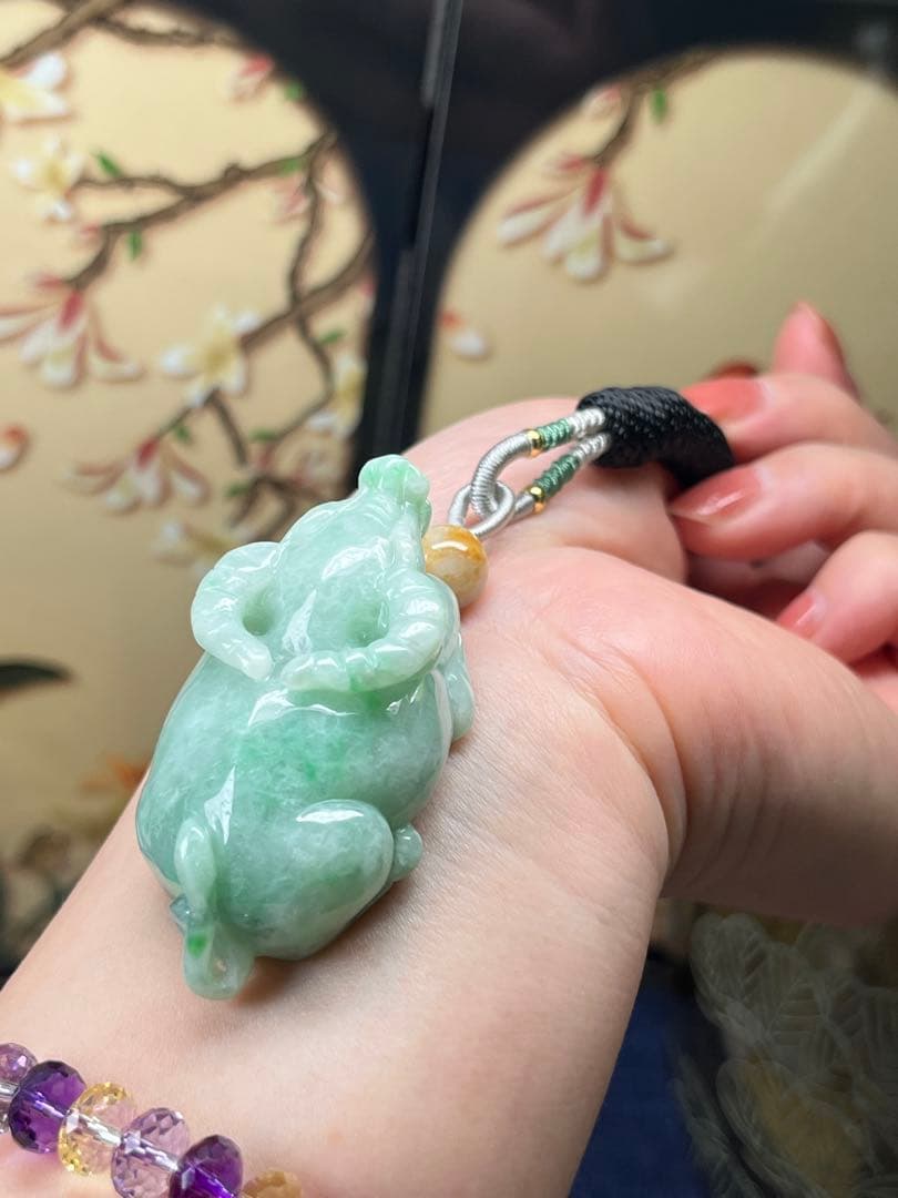 デカい❣️天然本翡翠　健康、やる気満々、濃い目満陽緑翡翠の丑牛干支　鑑定書付き