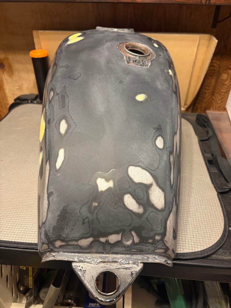 バイク用タンク 修理中 未塗装