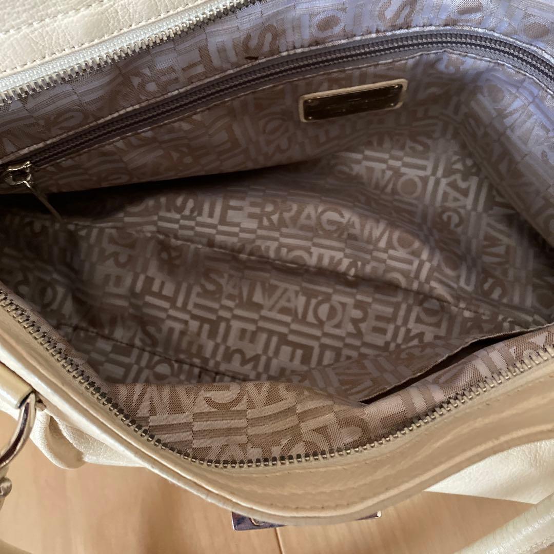 フェラガモ　バック