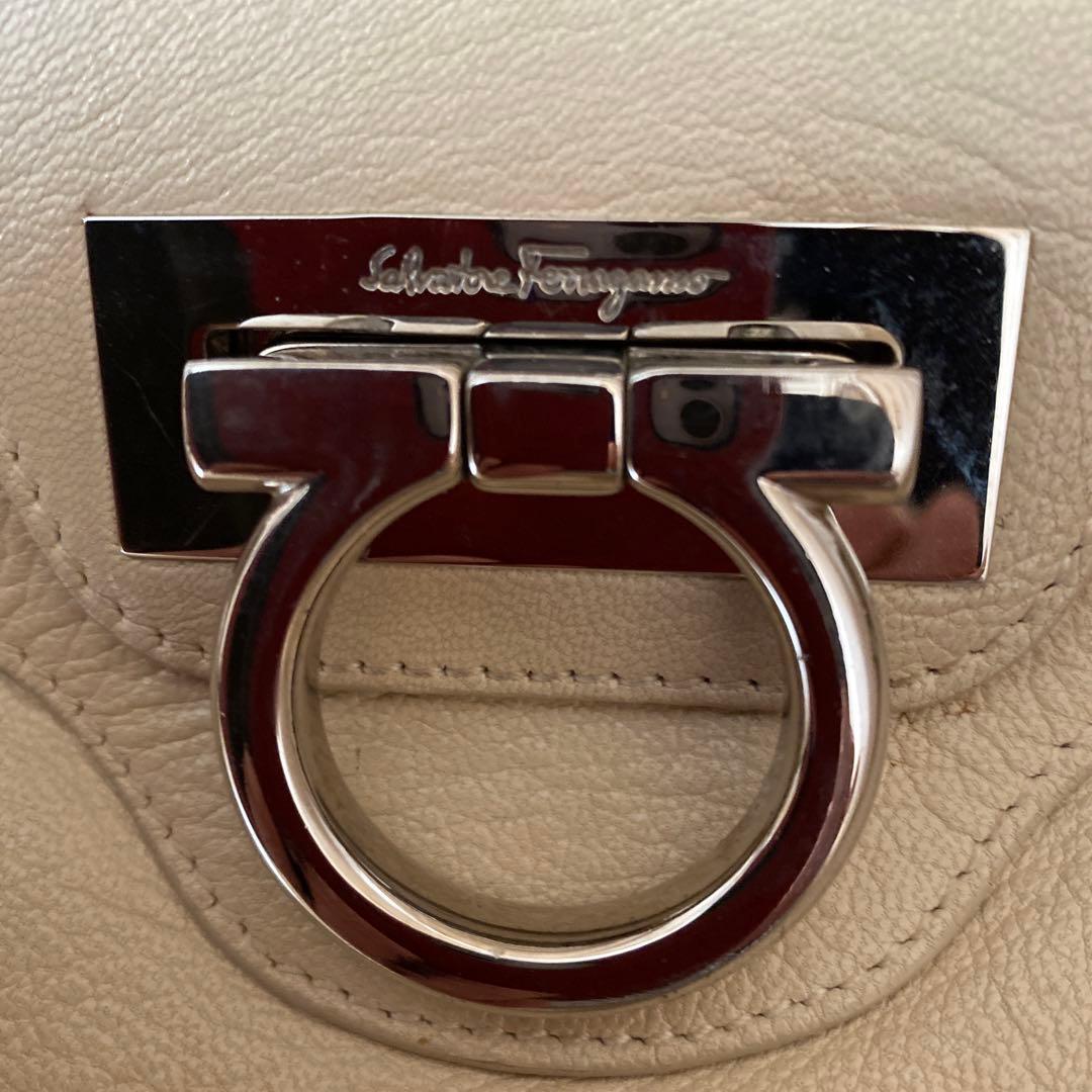 フェラガモ　バック