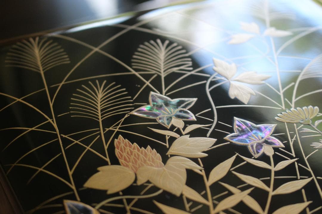 極小保管傷のみ！上質内朱黒漆に極上秋草螺鈿蒔絵の輪島塗台付三段重（検重箱お重