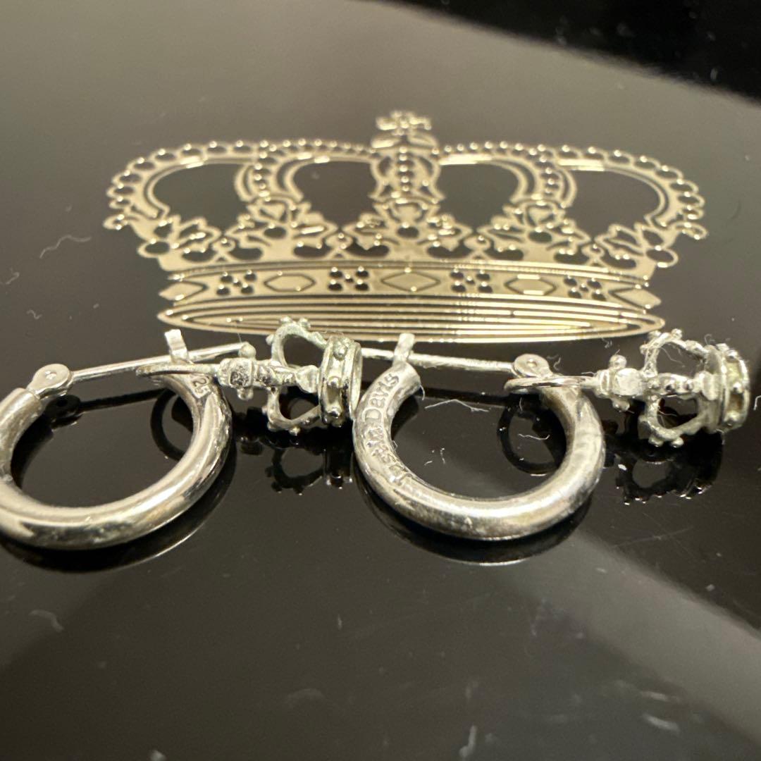Justin Daviesフープピアス クラウンチャーム付き