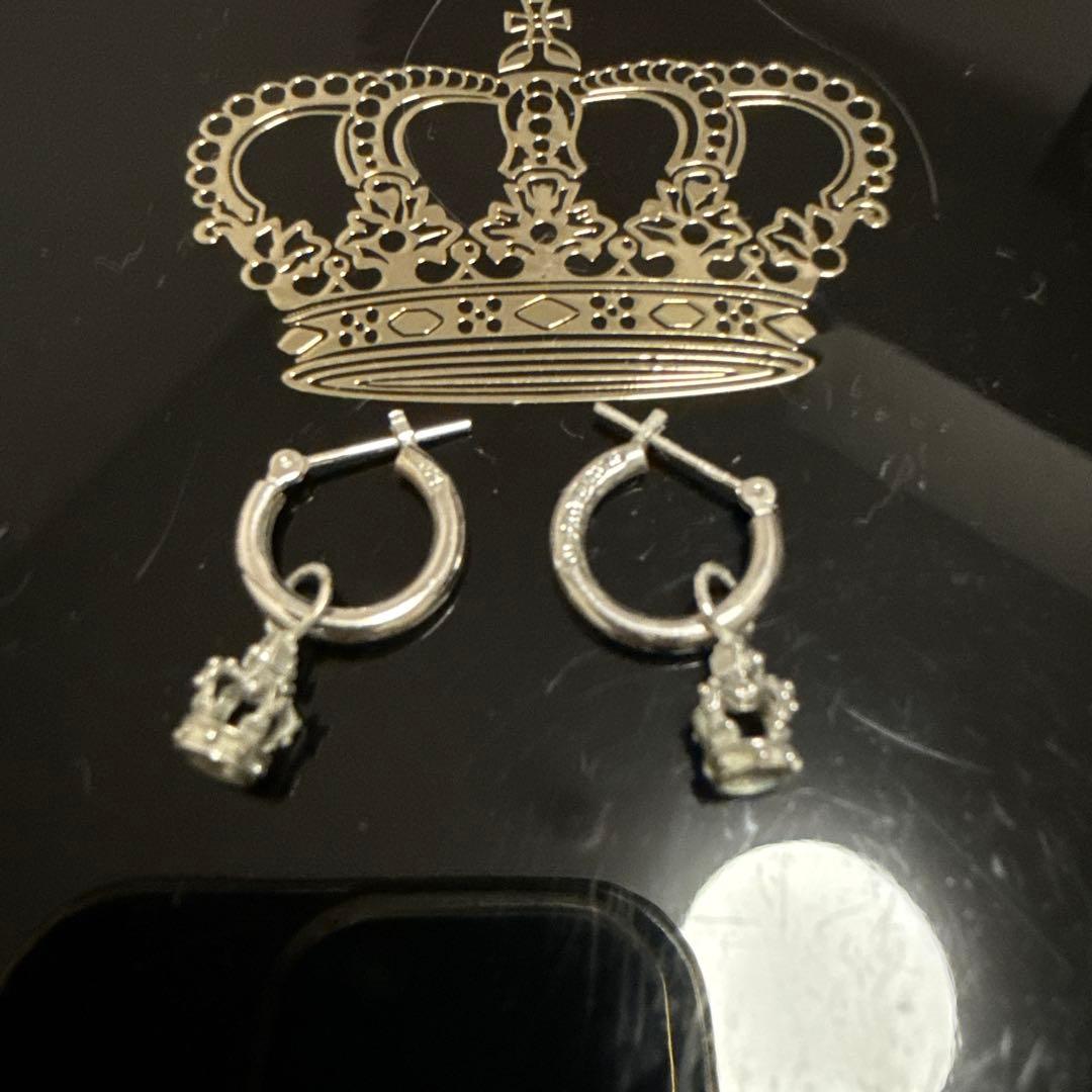 Justin Daviesフープピアス クラウンチャーム付き