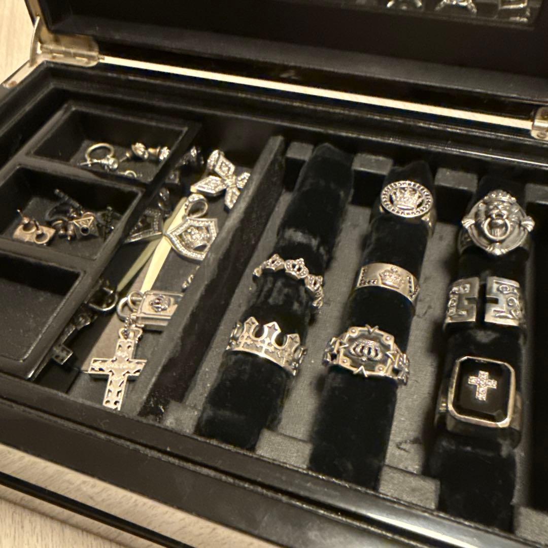 Justin Daviesフープピアス クラウンチャーム付き