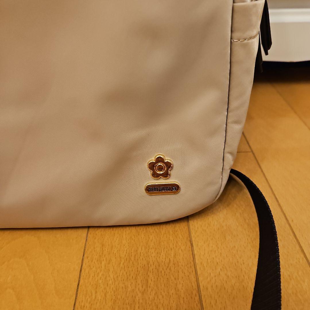 マリークヮントビジネスバッグ ベージュ 花のロゴ ゴールドジッパー
