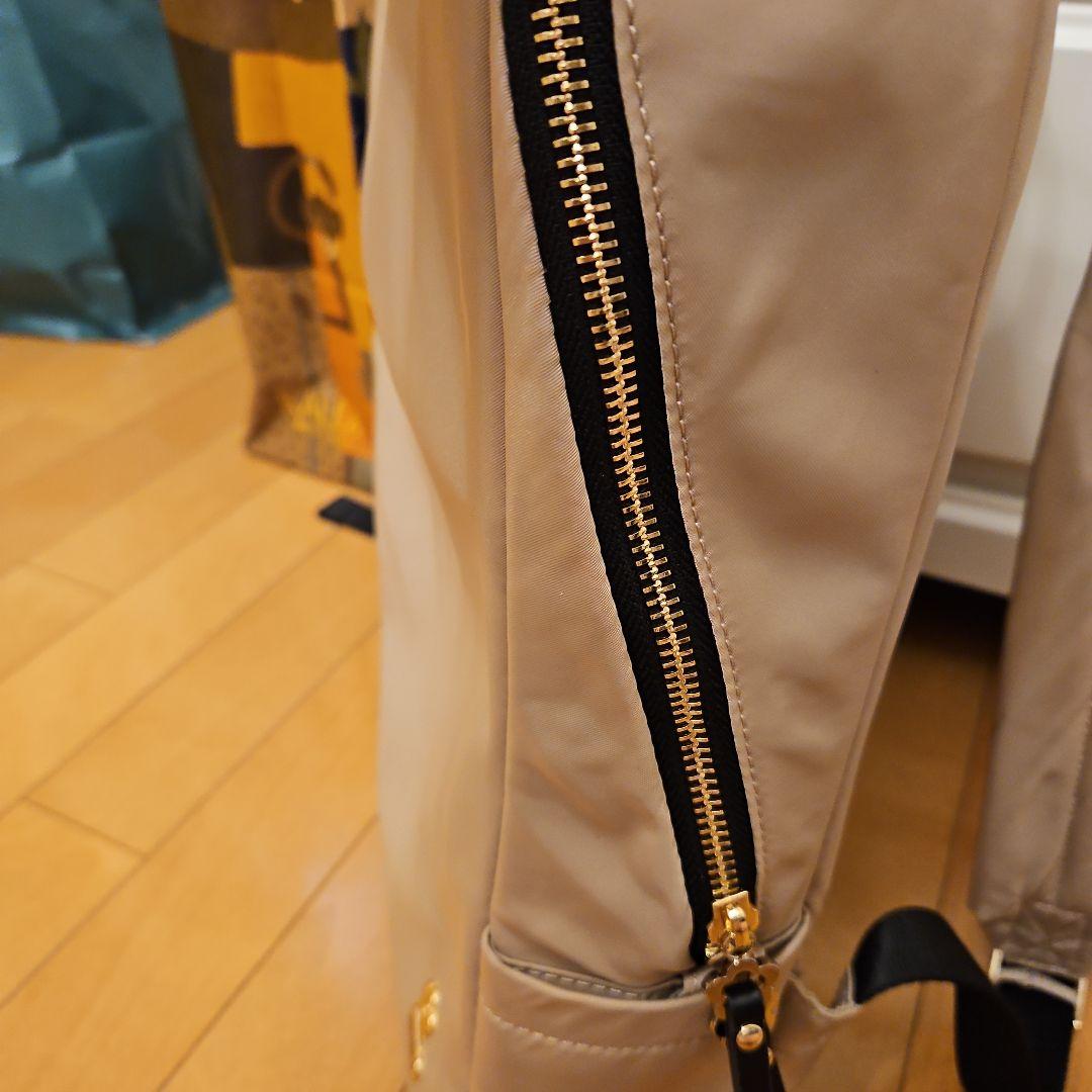 マリークヮントビジネスバッグ ベージュ 花のロゴ ゴールドジッパー