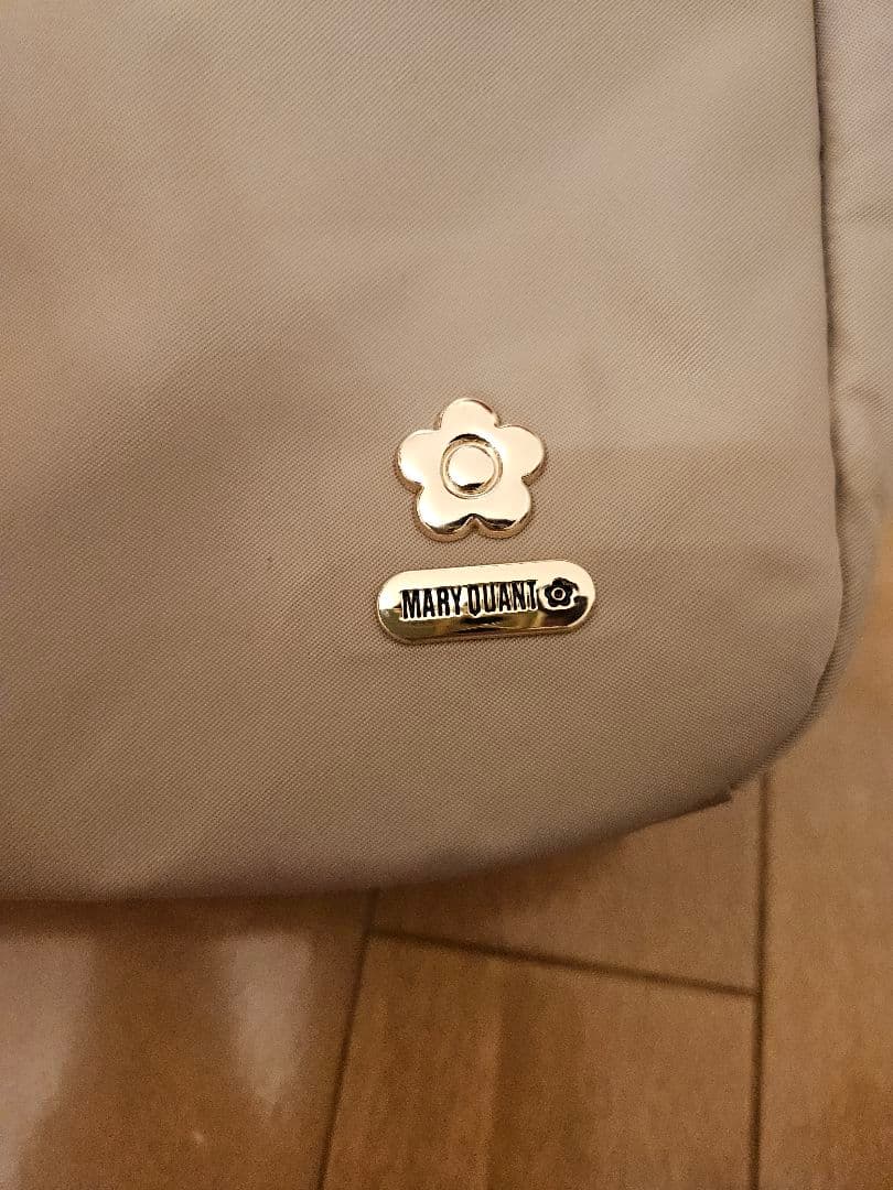 マリークヮントビジネスバッグ ベージュ 花のロゴ ゴールドジッパー