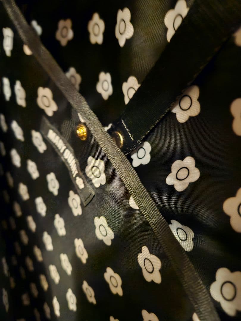 マリークヮントビジネスバッグ ベージュ 花のロゴ ゴールドジッパー