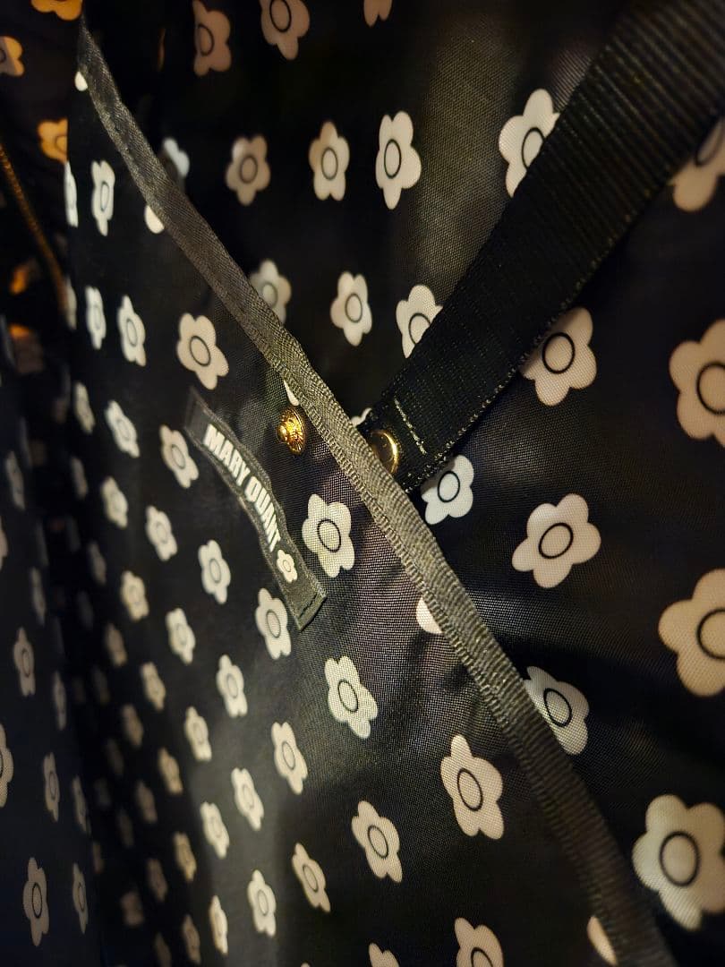 マリークヮントビジネスバッグ ベージュ 花のロゴ ゴールドジッパー